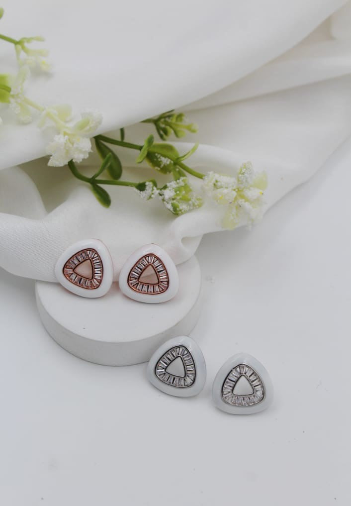 TRINGLE EAR STUD