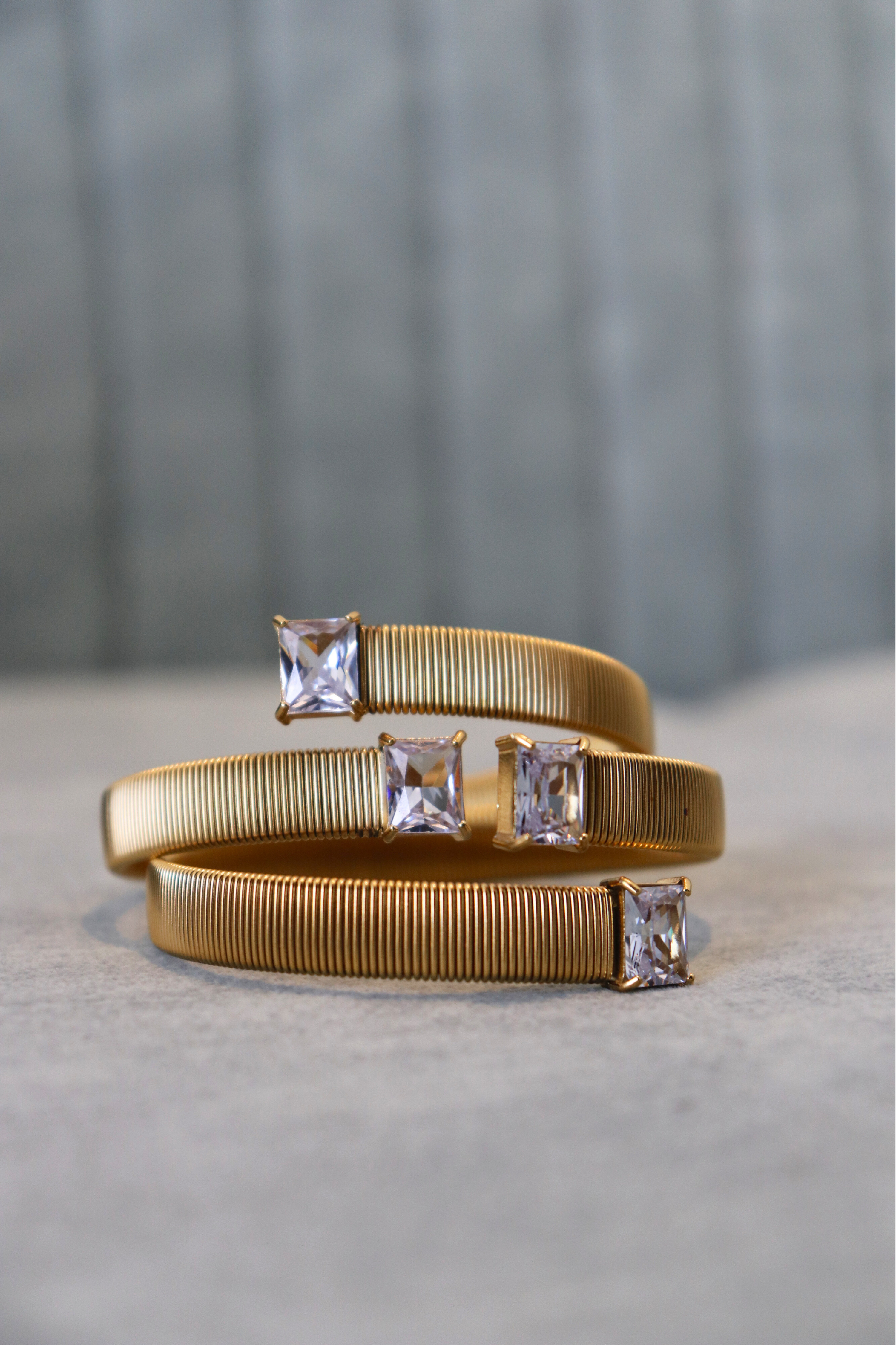 Gold bracelet with square-cut gemstones 