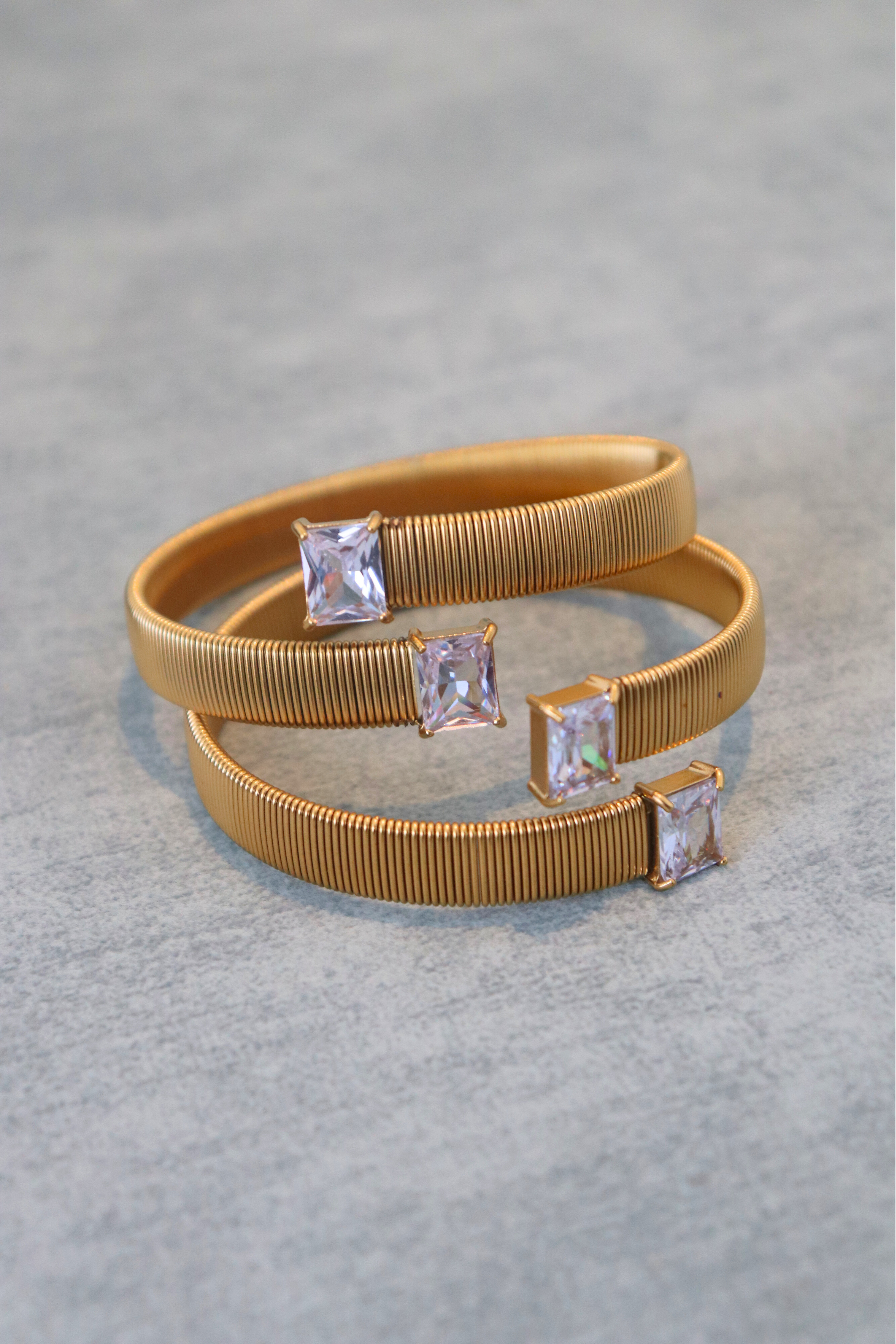 Gold bracelet with square gemstones 